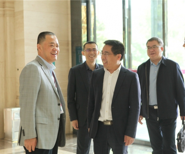 商务部国家茧丝绸协调办公室副司长陈平，，，，，，，，河池市委常委、副市长杜际鹏莅临调研指导