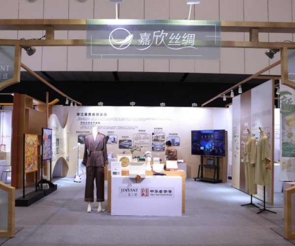 尊龙凯时丝绸亮相首届浙江省历史经典产业展