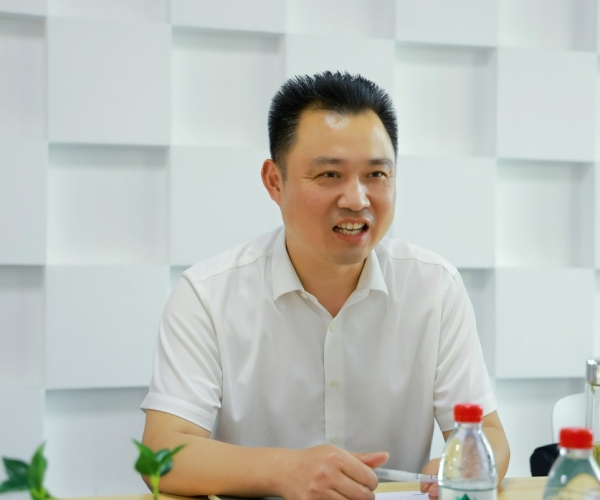 嘉兴国家高新区管委会俞春明主任调研尊龙凯时丝绸，，，，，，，，为发展鼓劲?